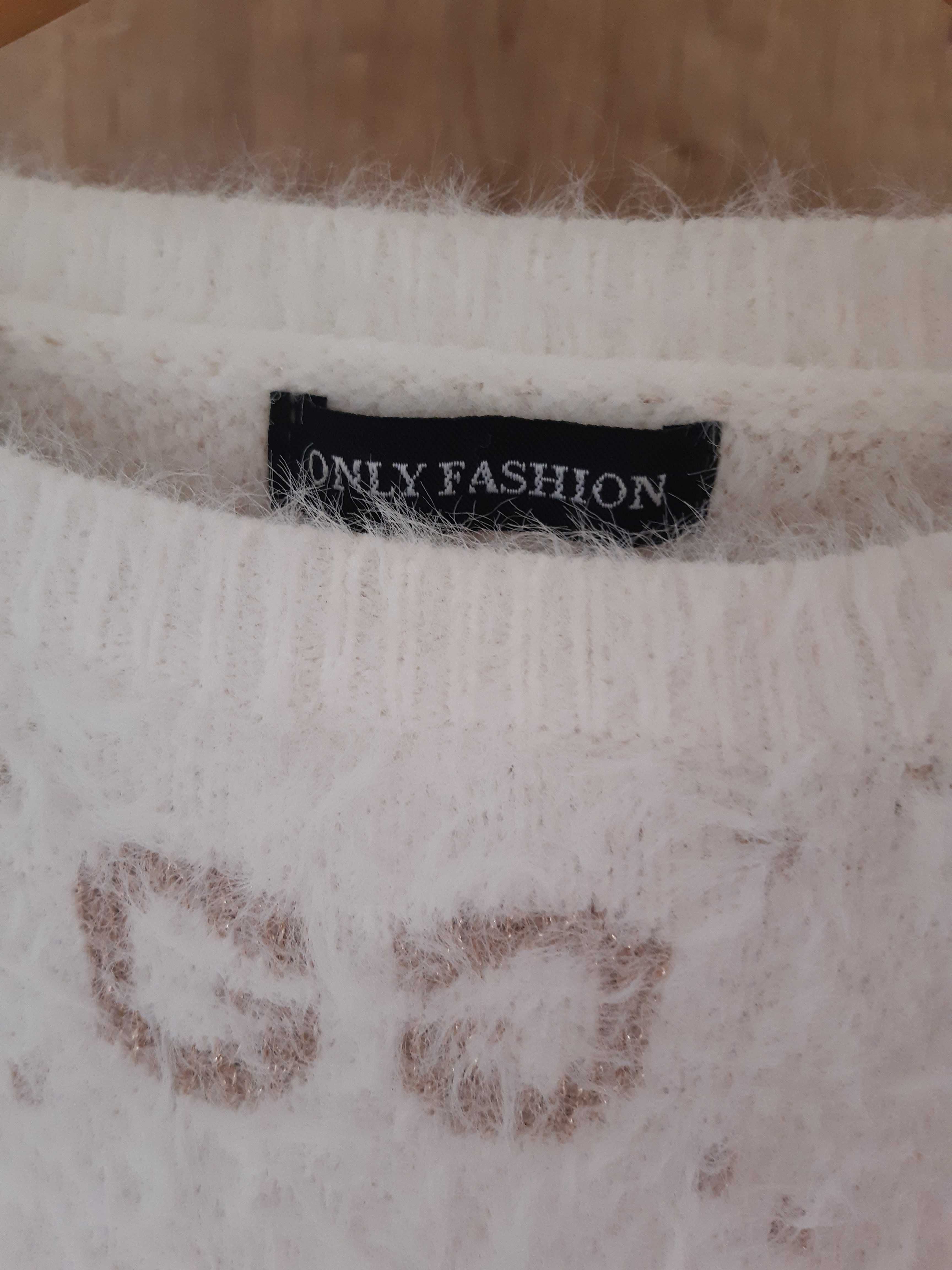 Śliczny puszysty elegancki sweterek oversize