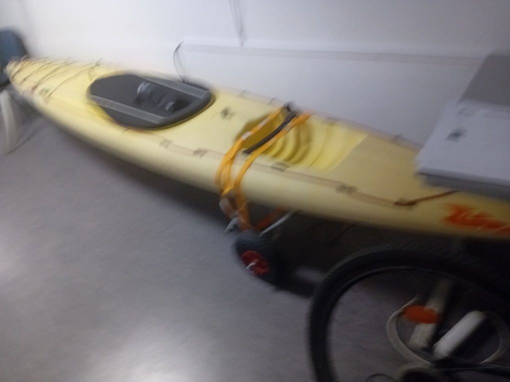 Kayak 4 Metros com patilhão muito estável