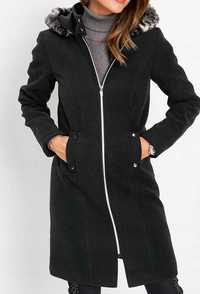 Płaszcz w kolorze czarnym z kapturem marki BPC Selection r.42