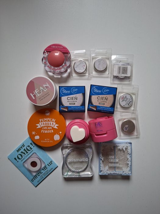 Zestaw kosmetyków do makijażu - cienie, rozświetlacze, róże, pudry