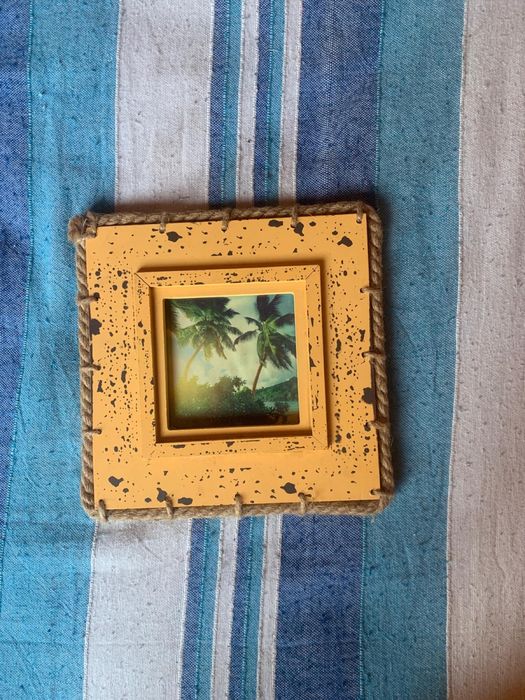 Moldura de madeira amarela