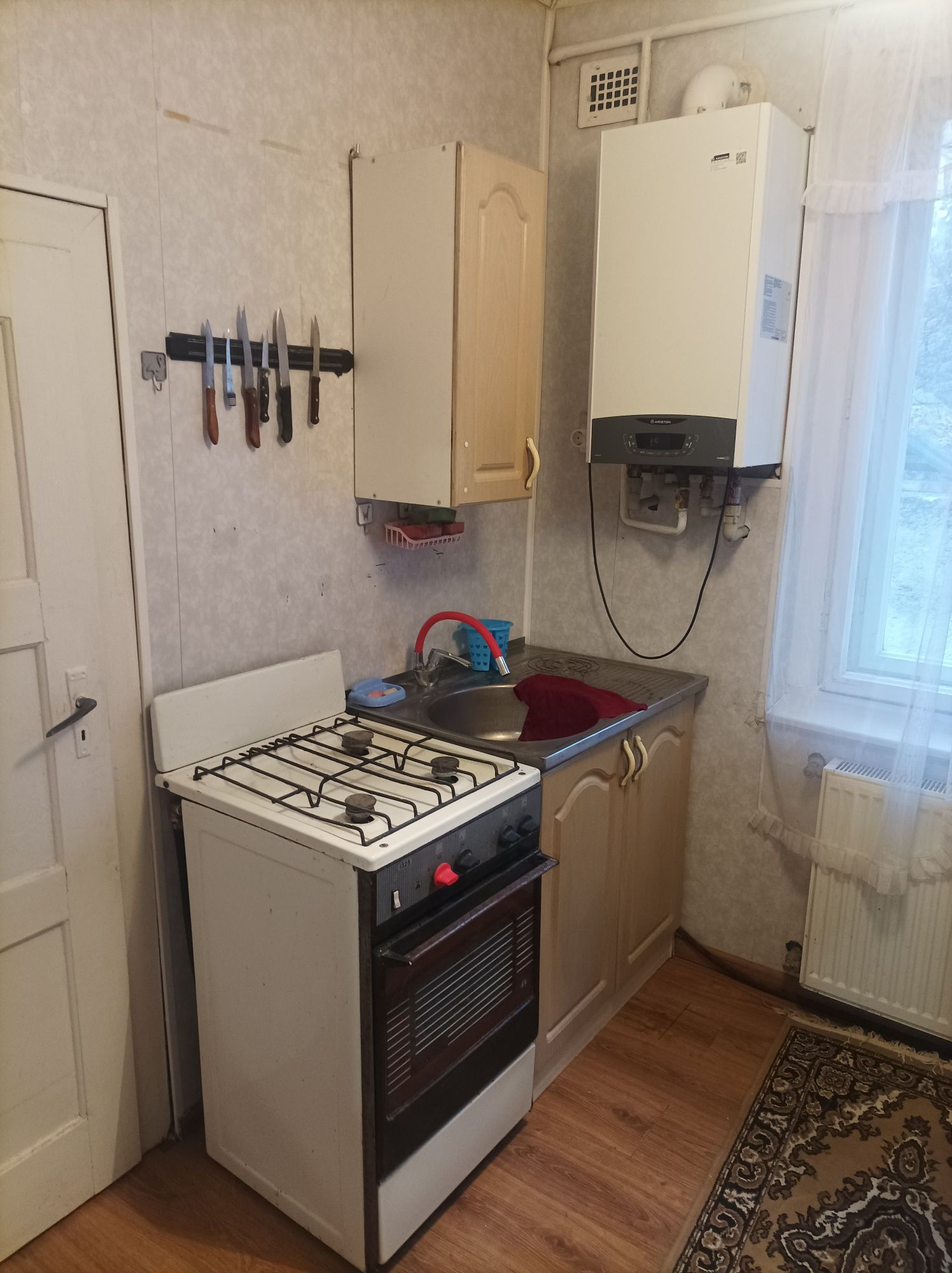 Здається двох кімнатна в тихому центрі.