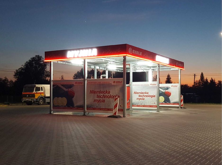 Otoki podświetlane, attyka myjni, Reklama podświetlana