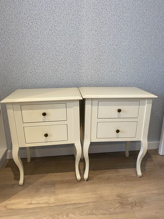 Zestaw dwóch stolików nocnych z litego drewna – styl klasyczny