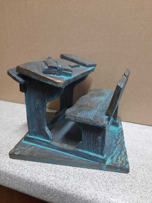 Miniatura Pomnik Ławki Szkolnej
