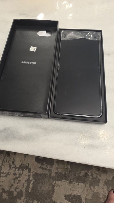 Samsung Galaxy Flip 5  Stan idealny