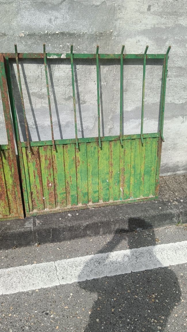 Portão em ferro de duas folhas