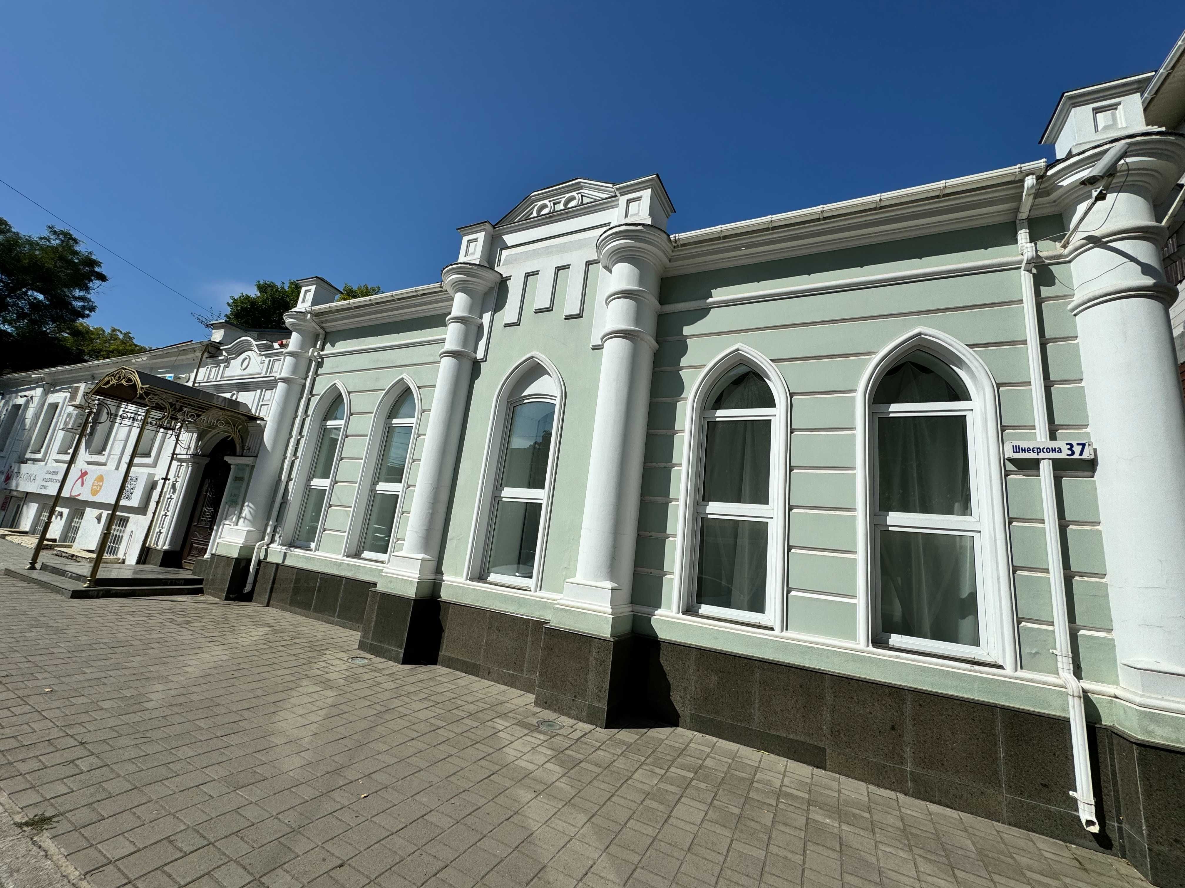 Центр, діючий салон 220 кв.м. + офіс 80 кв.м. ціна 70000 грн/міс