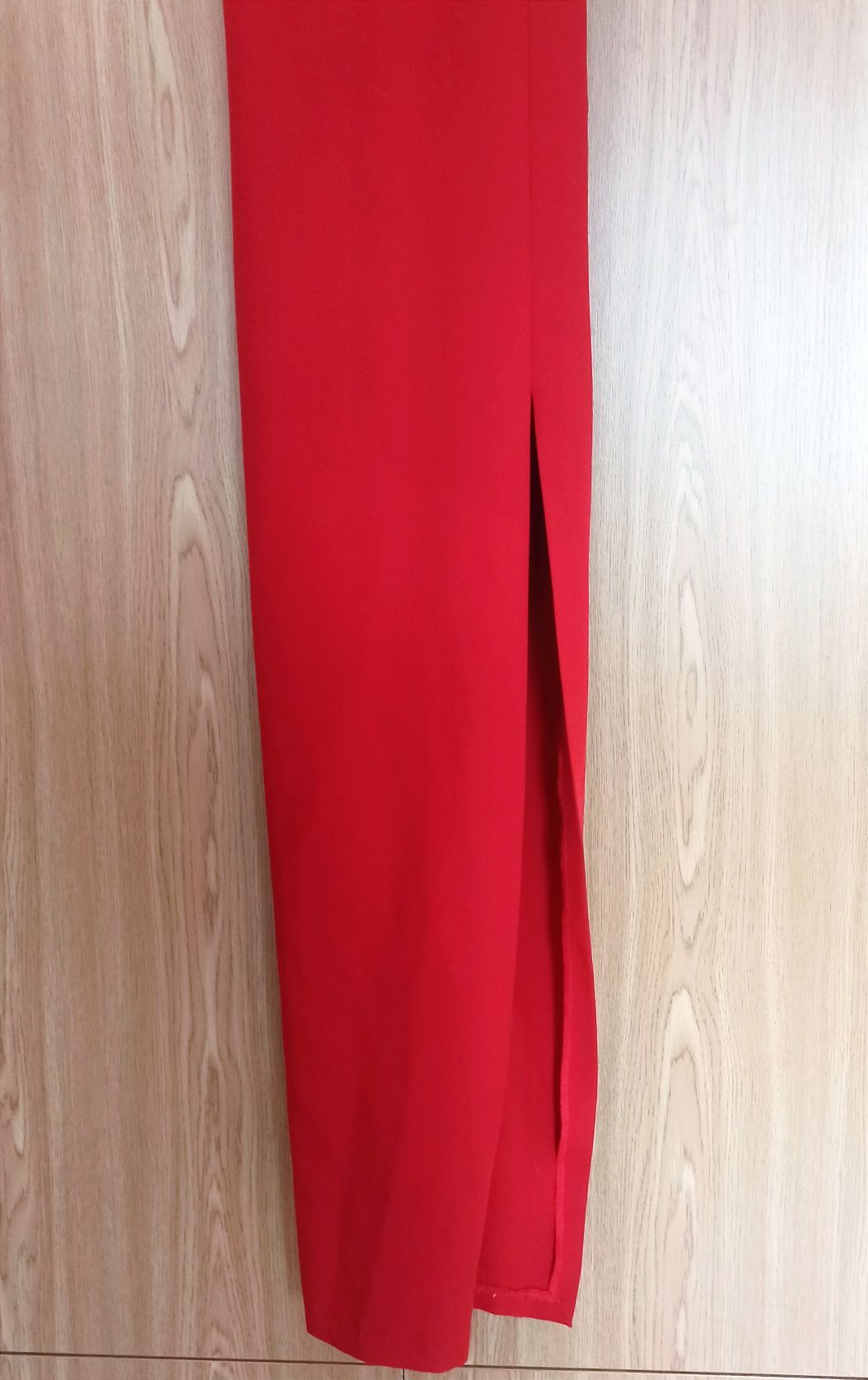 Elegancka sukienka z odkrytymi plecami.