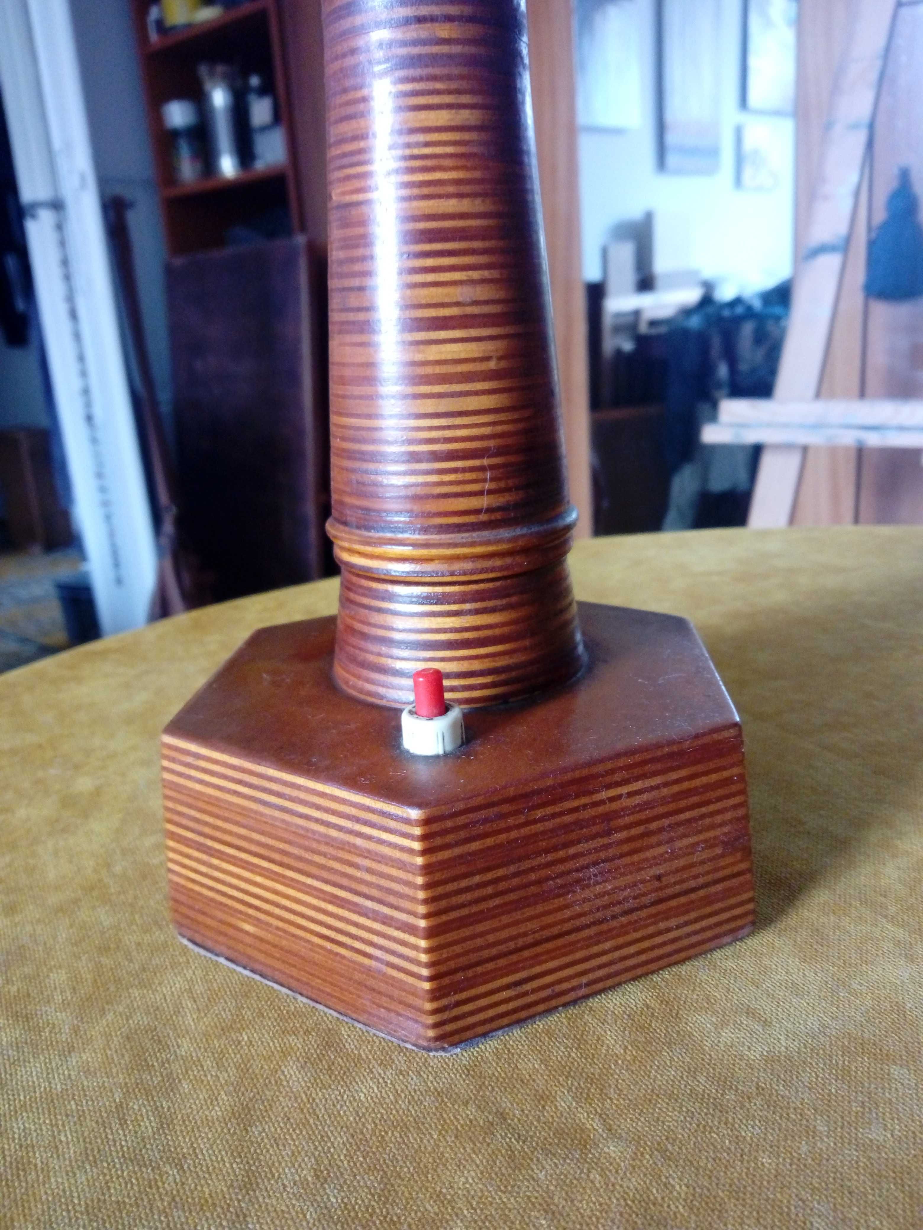 Drewniana lampa stołowa
