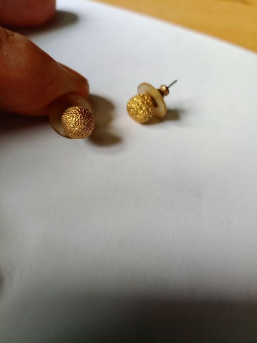 Par de brincos dourados