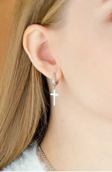 Срібні та посріблені сережки хрестики з камнями та без.