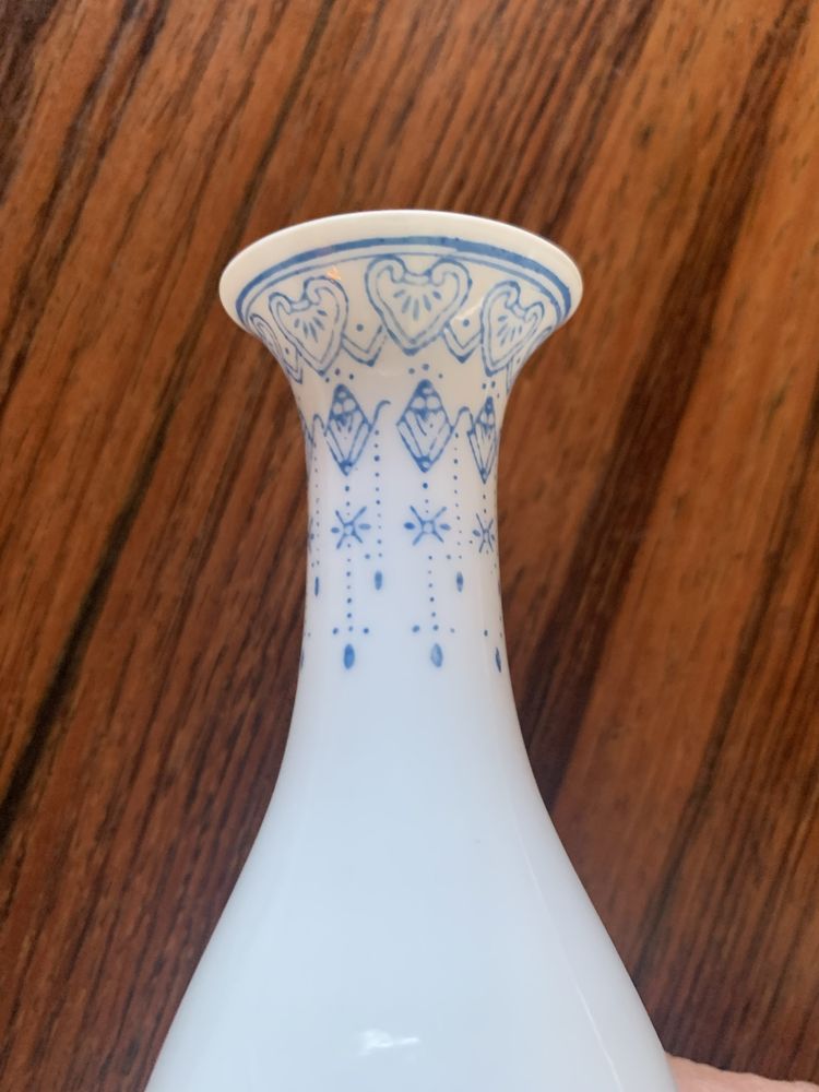 Jarra solitário em porcelana casca de ovo, pintada à mao. Casca d’ovo