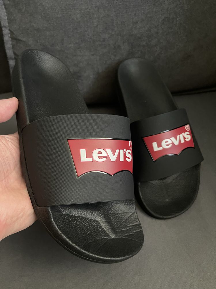 Чоловічі шльопанці Levi's 913380628 40.5 (8) 26.5 см Чорні