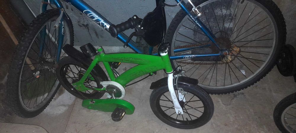 Duas bicicletas de crianças a precisar de alguns arranjos
