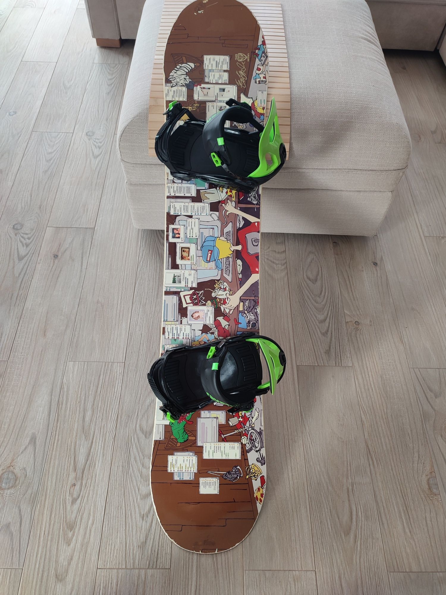 Deska snowboardowa z wiązaniami.