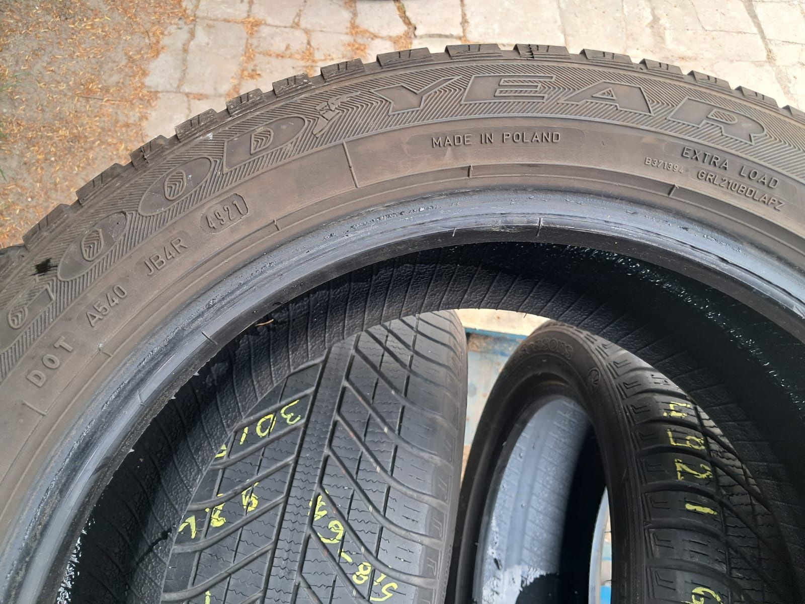 Opony wielosezonowe 225/50/17 98V Goodyear