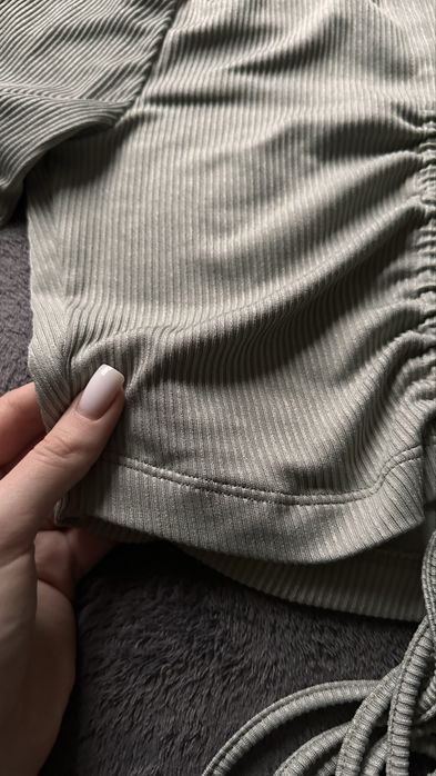 Зелений топ із завʼязками