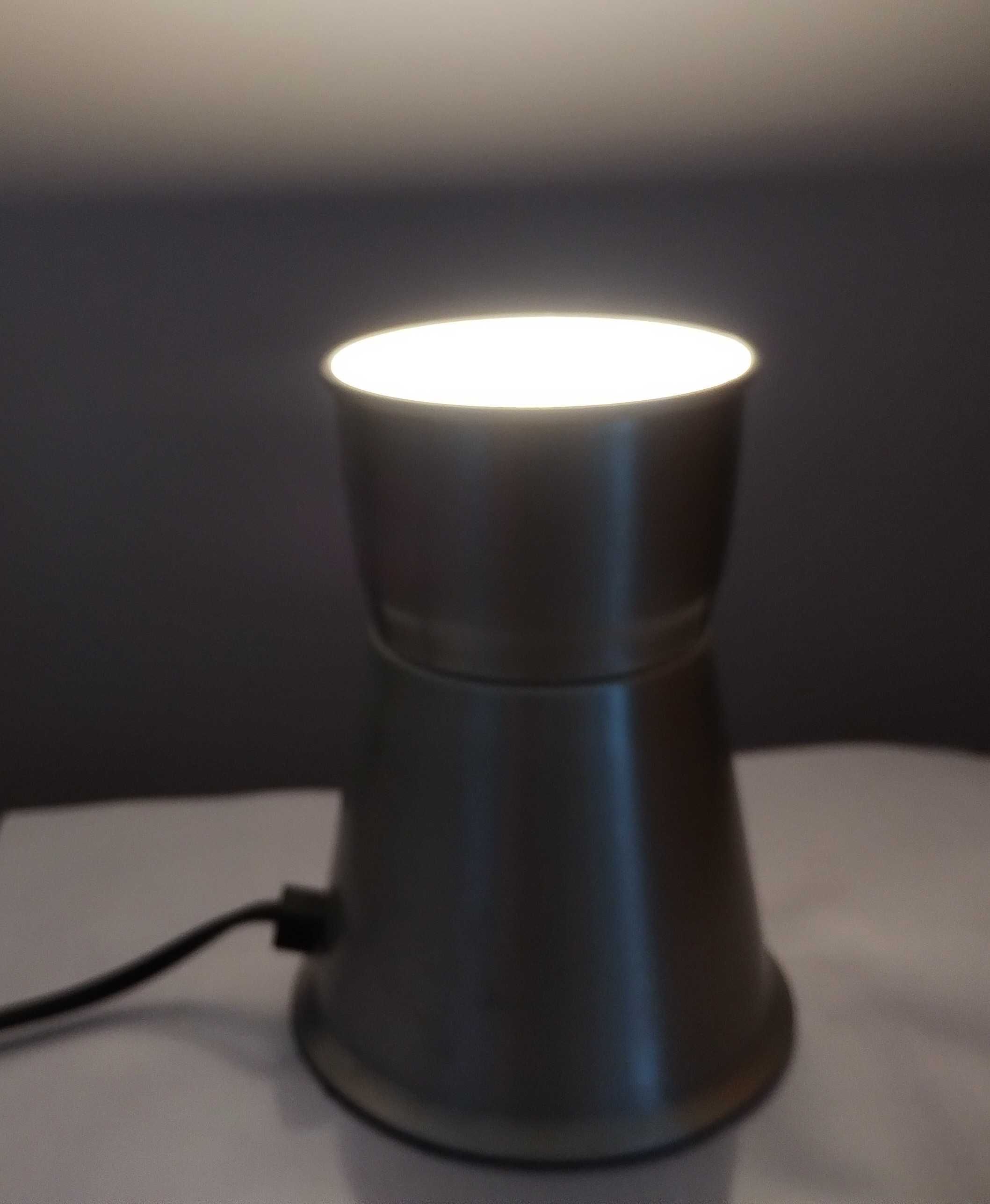 Srebrna lampka  stołowa w stylu industrialnym