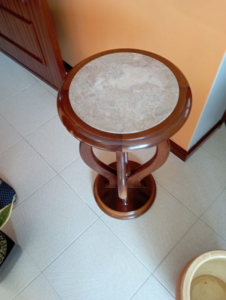 3 Vasos e um pedestal