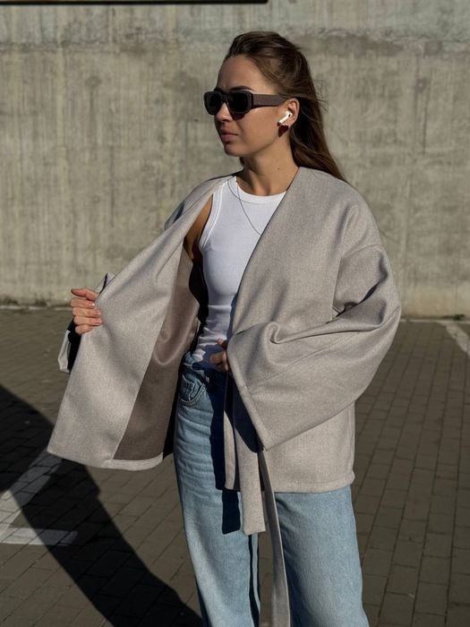 Жіноче коротке пальто