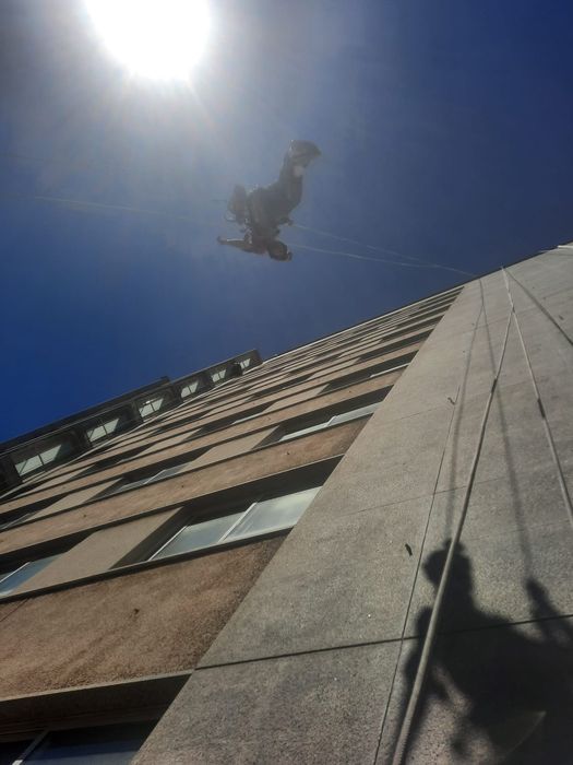 Lavagem e Pintura de fachadas em Rappel (acesso por cordas)