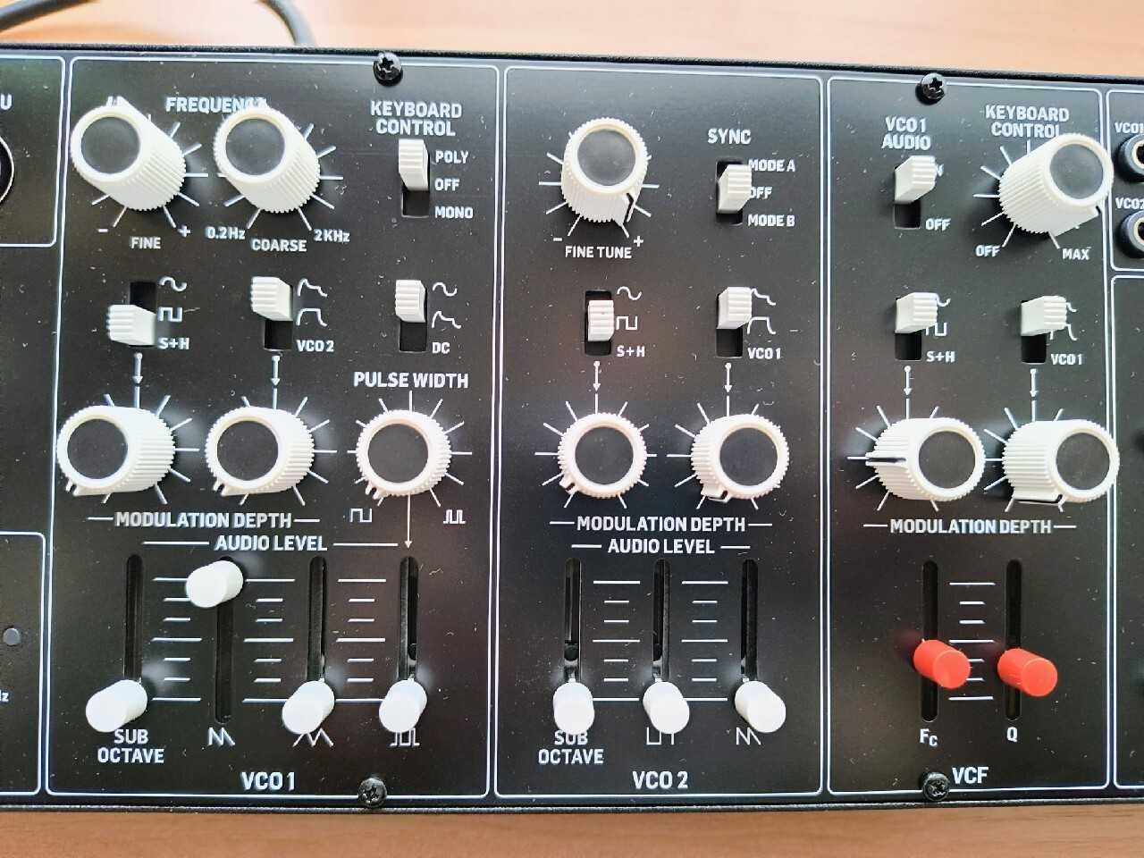 Syntezator Behringer CAT