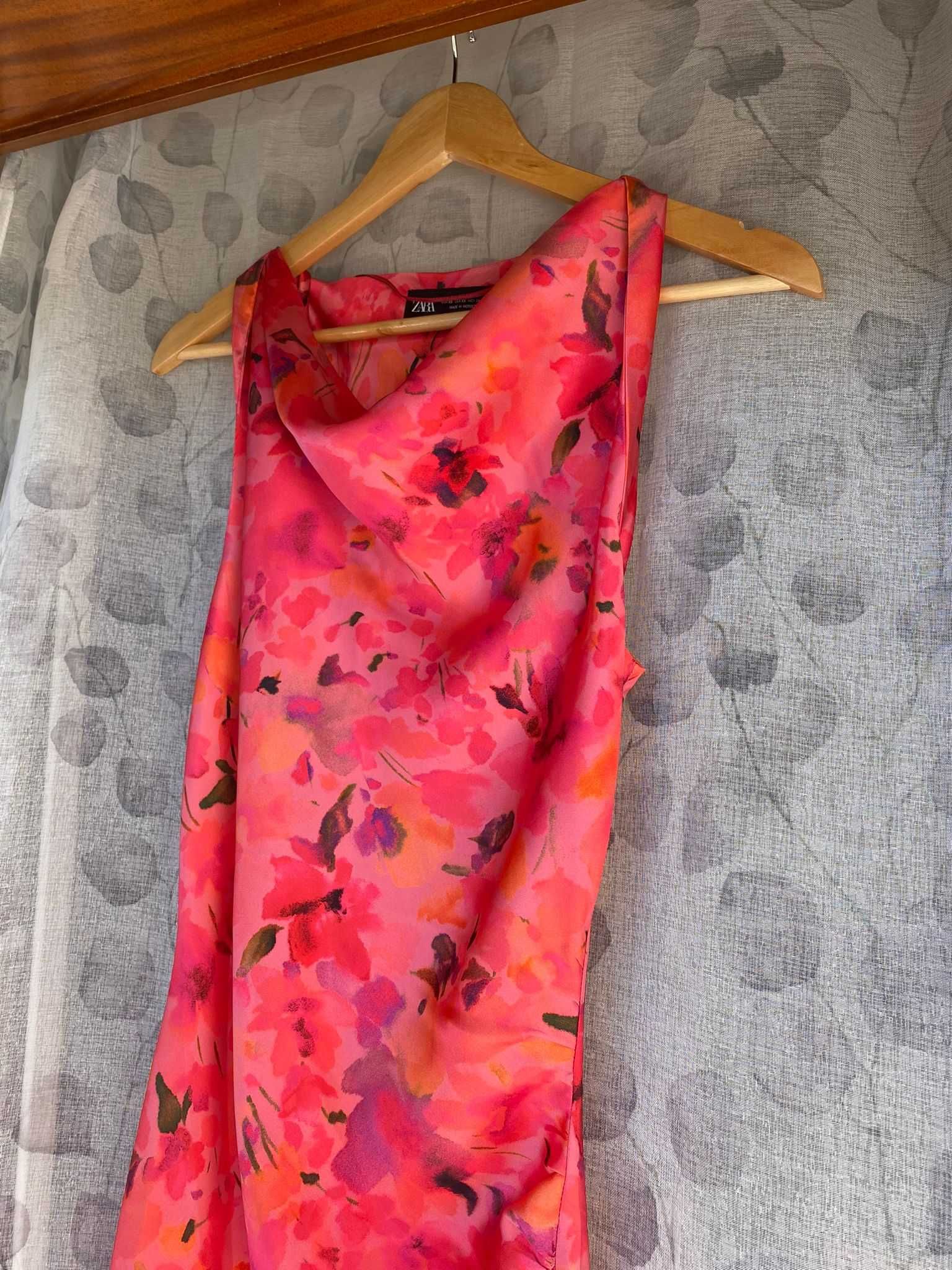 Vestido acetinado com estampado floral da Zara