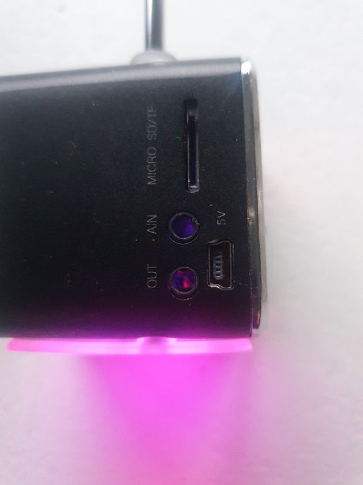 Radio male z akumulatorem prawie mowe