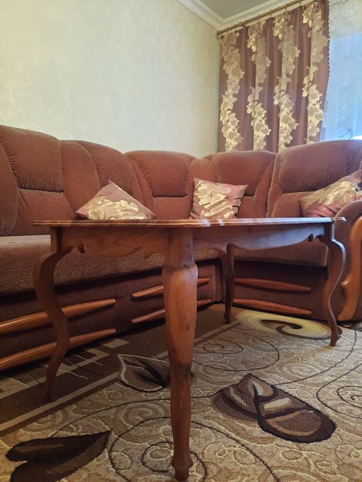 Журнальний стіл в стилі кабріоль