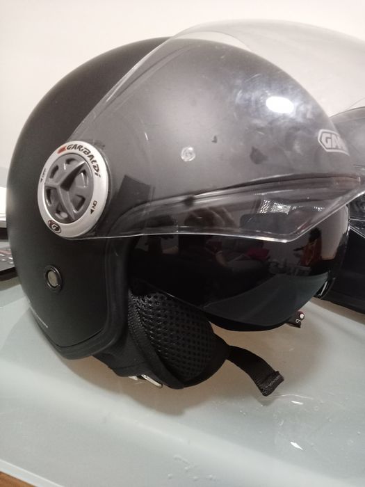 Capacete de mulher, preto com viseira para sol. Como novo