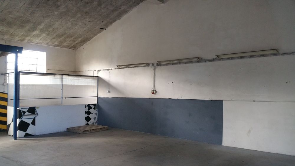 Alugo Armazém para arrumos