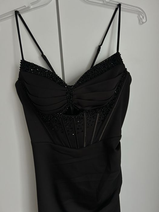 Sukienka z gorsetem z kryształkami