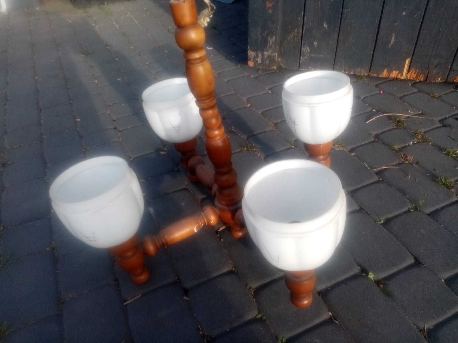 Żyrandol PRL - drewno i szkło - 4 klosze.