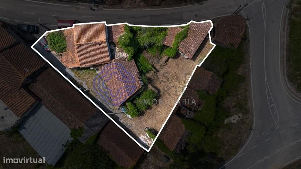 **Moradia T2 com logradouro Para Recuperar em Rios Frios, a 10 Minu