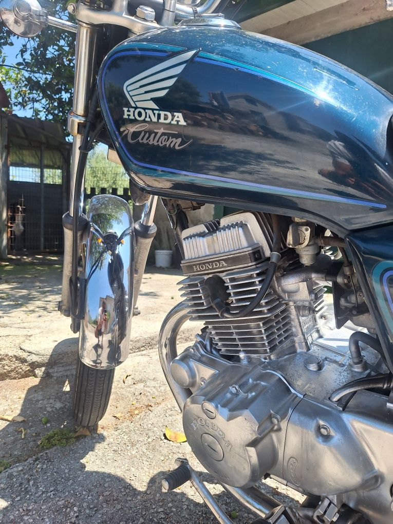 Honda CM 125 muito bem estimada