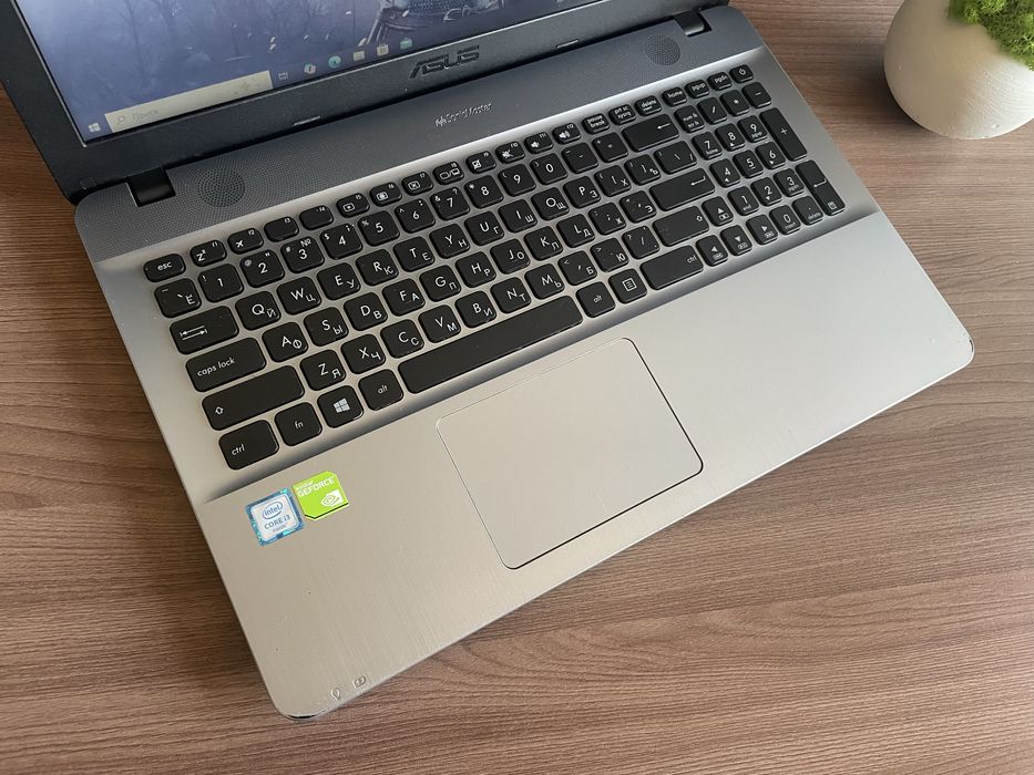 Игровой ноутбук Asus/i3-6006/8 GB/ 240 SSD/GeForce 920M 2 GB