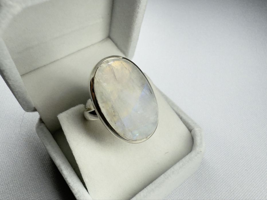 Місячний камінт у срібному оьрамленні, срібний перстень 925-ї проби