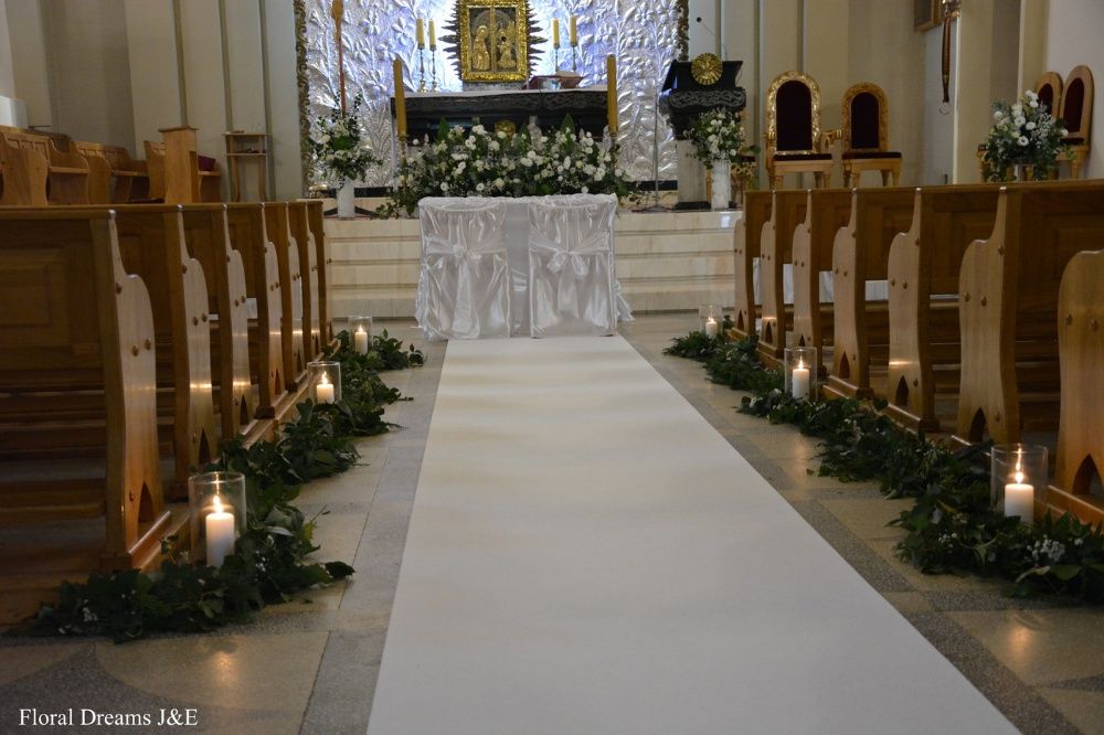 Biały dywan 20m, złote krzesła chiavari, latarnie, dekoracja kościoła