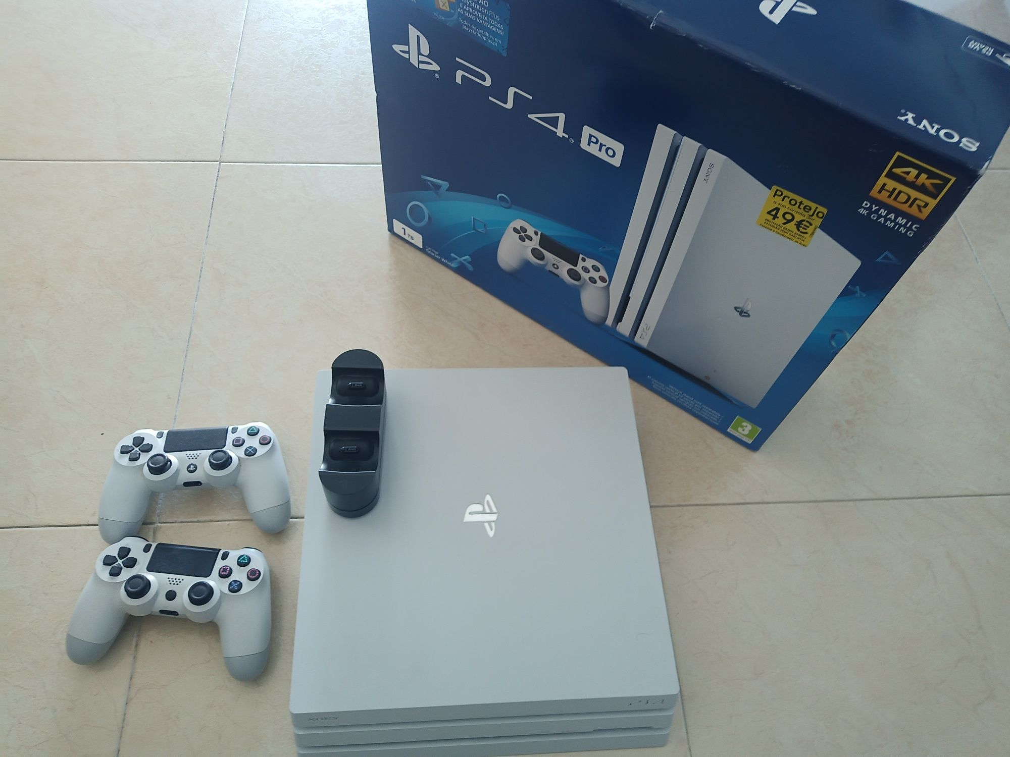 PlayStation 4 - Pro (Usada] (não aceito trocas)