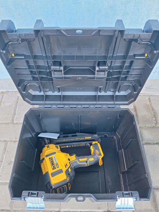 Gwoździarka akumulatorowa 18V dewalt dcn660n