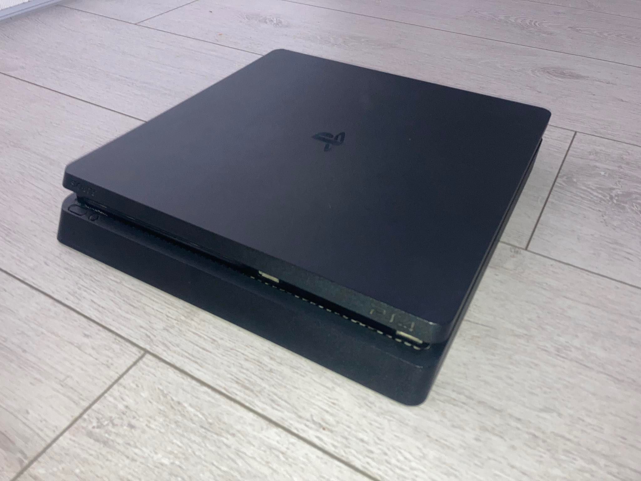 Playstation 4 w zestawie z 2 padami Dualshock oraz 3 grami.