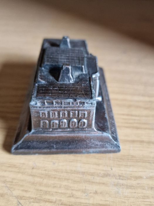 Metalowa figurka biały dom