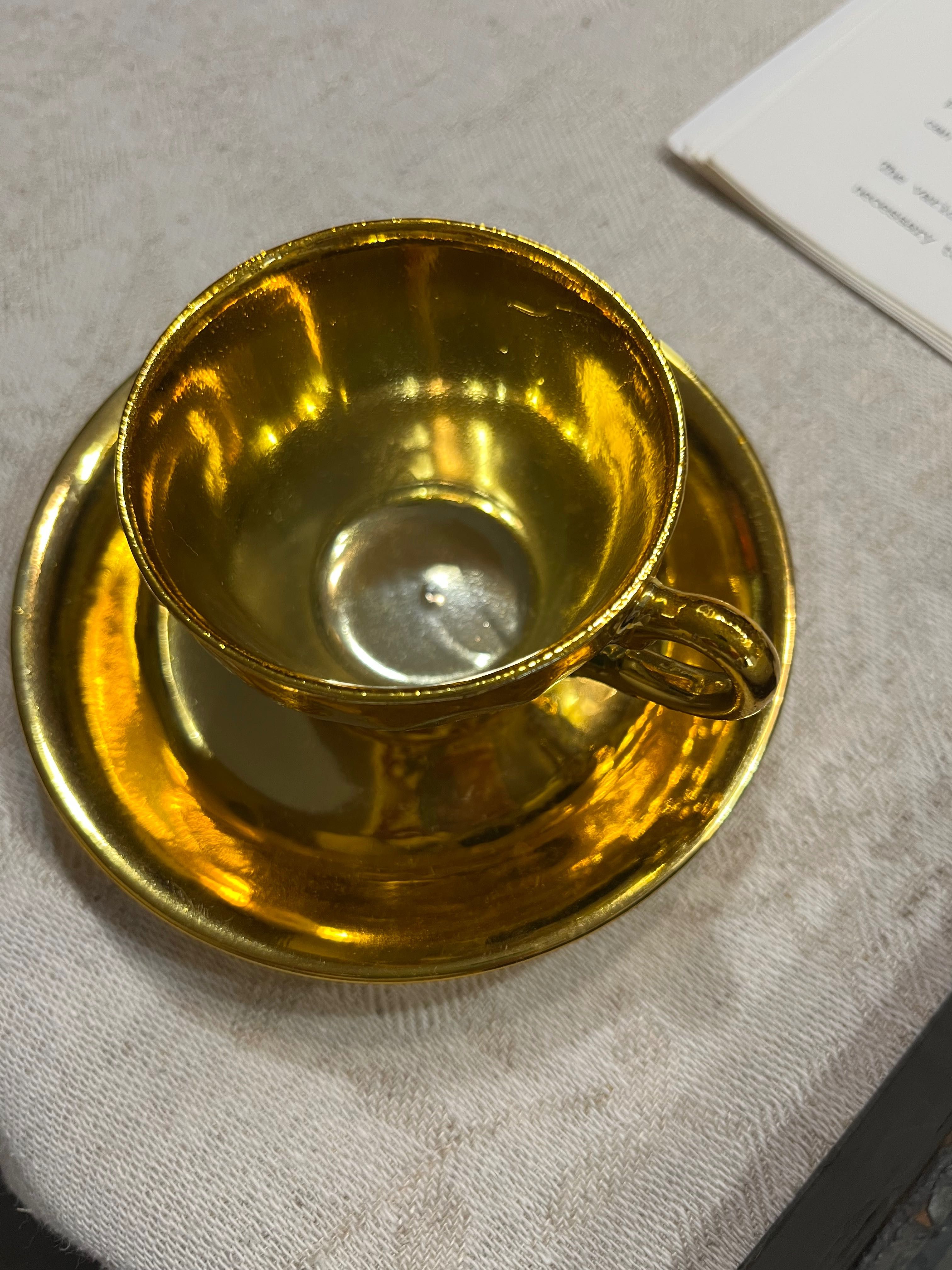 Serviço de Cha dourado