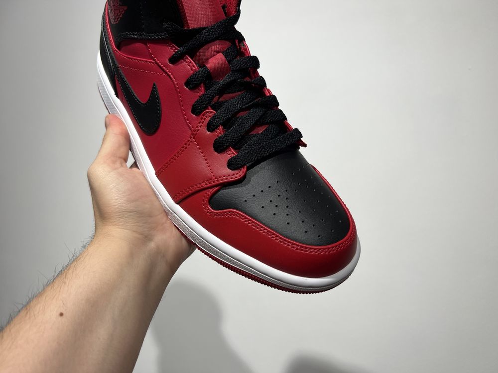 Кросівки Air Jordan 1 Mid 'Reverse Bred' 554724-660