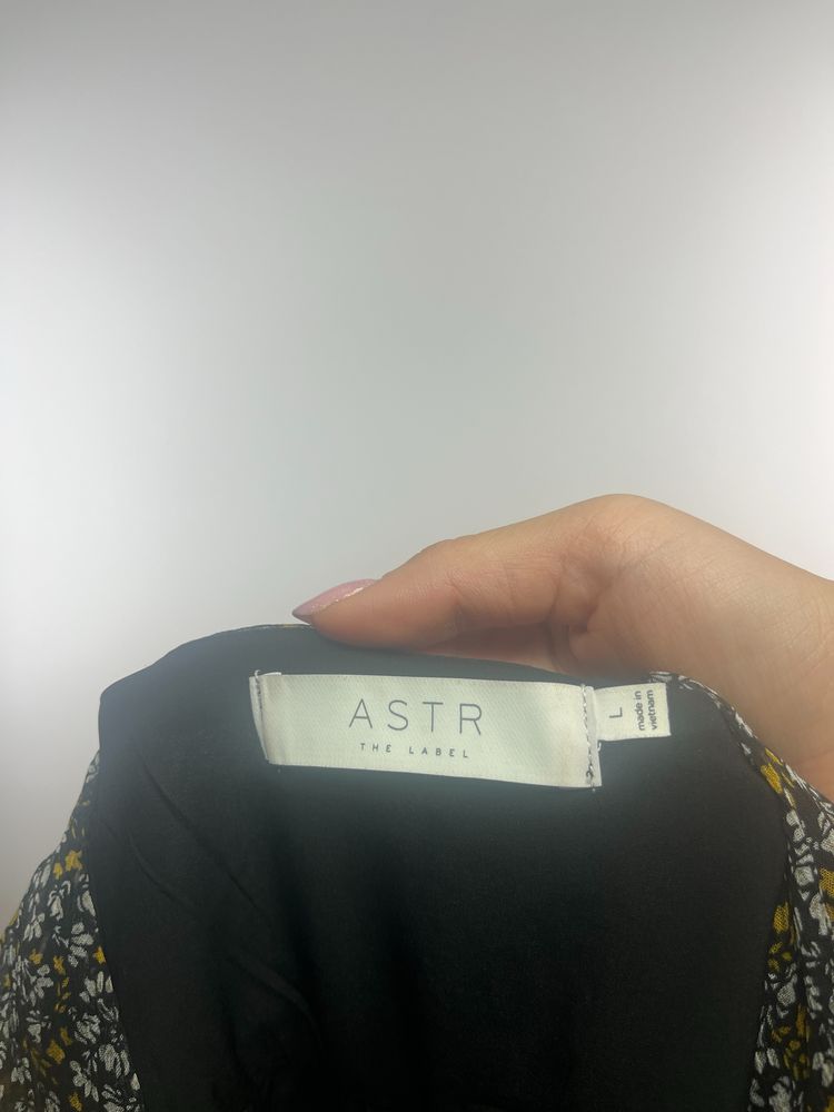 Sukienka w drobne kwiatki z marszczeniem ASTR The Label rozmiar L 40