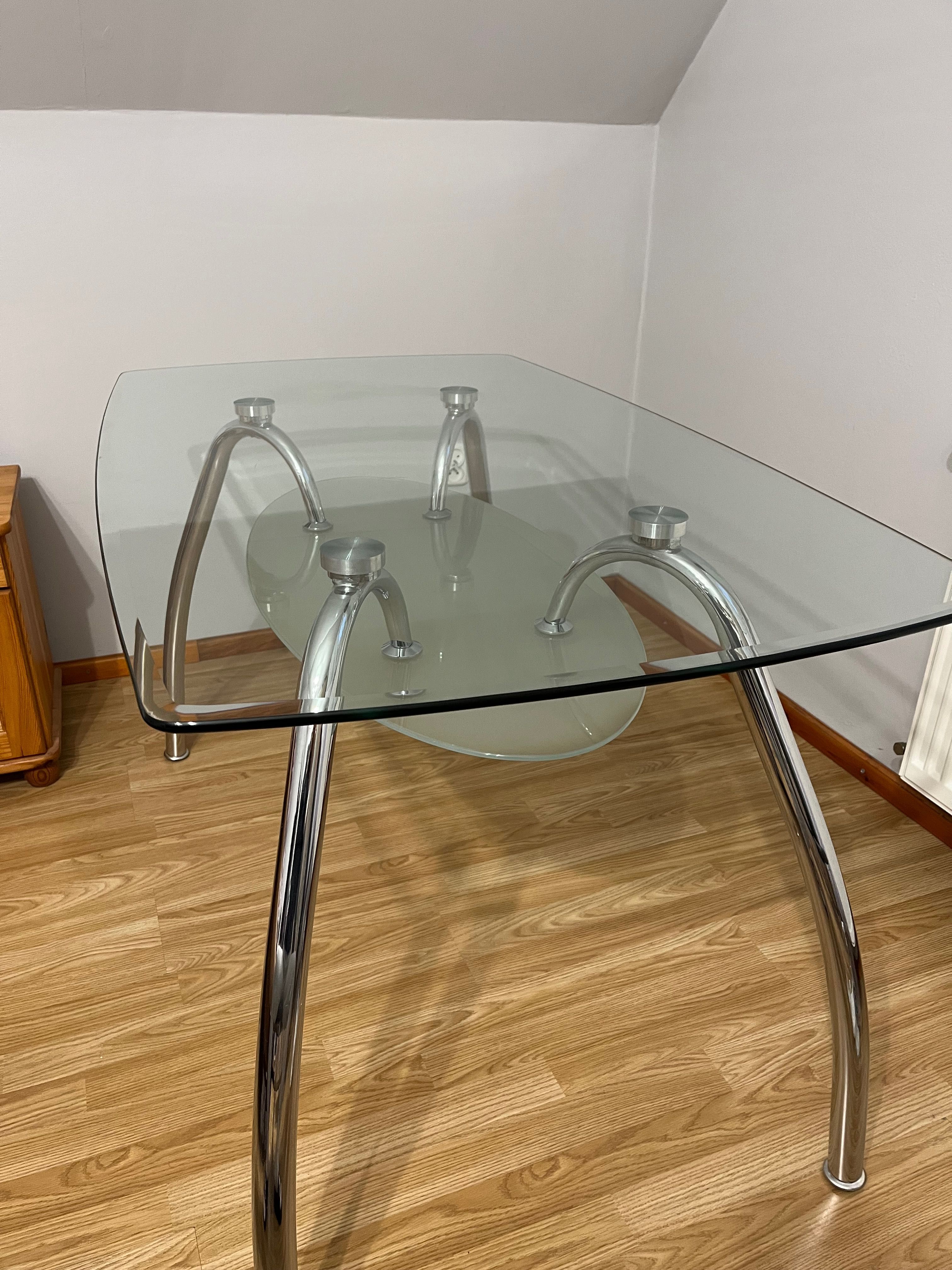 Duży szklany stół