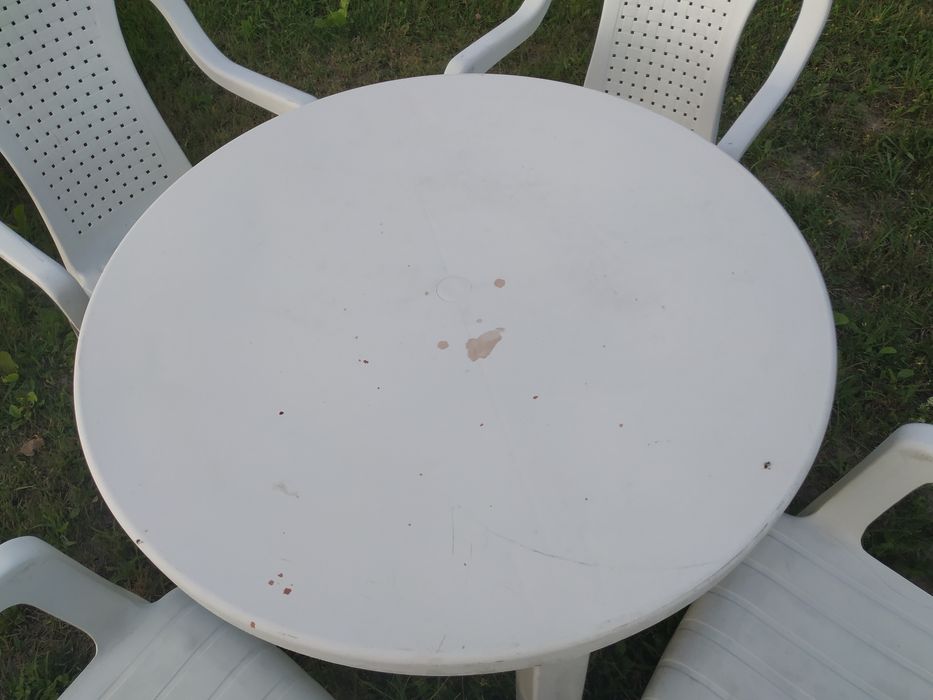 Okrągły plastikowy stół ogrodowy i krzesła zestaw