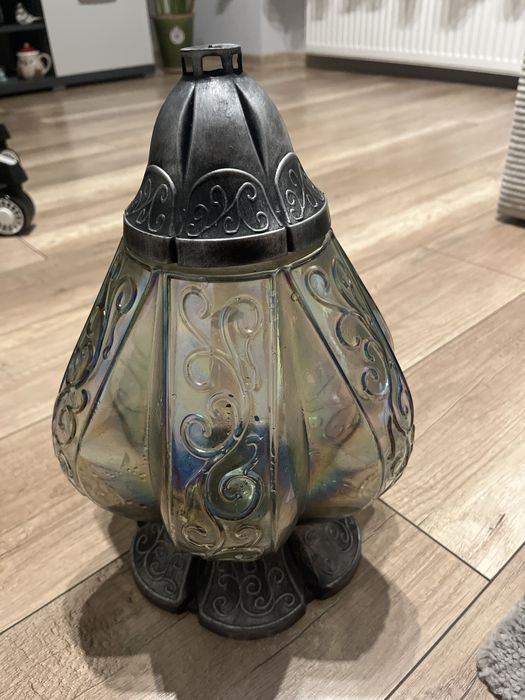 Znicz z szarą górą i dołem