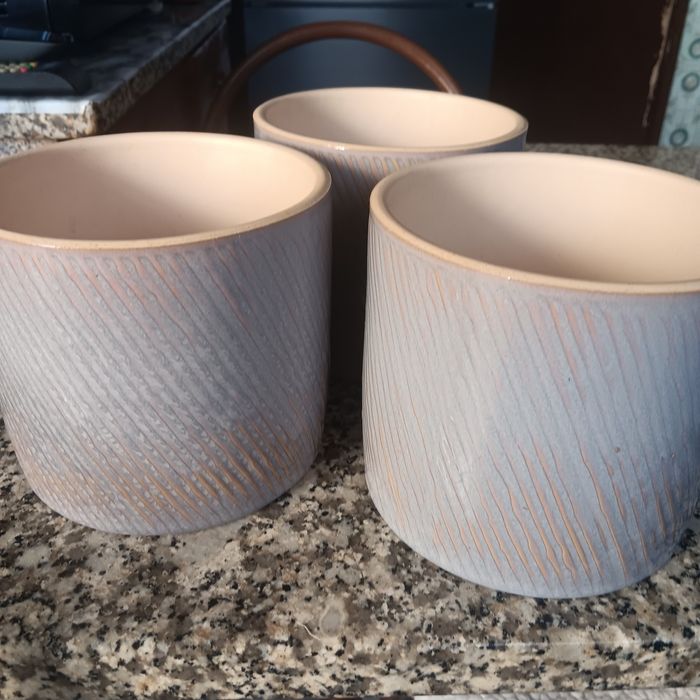 Vendo vasos em barro vidrado